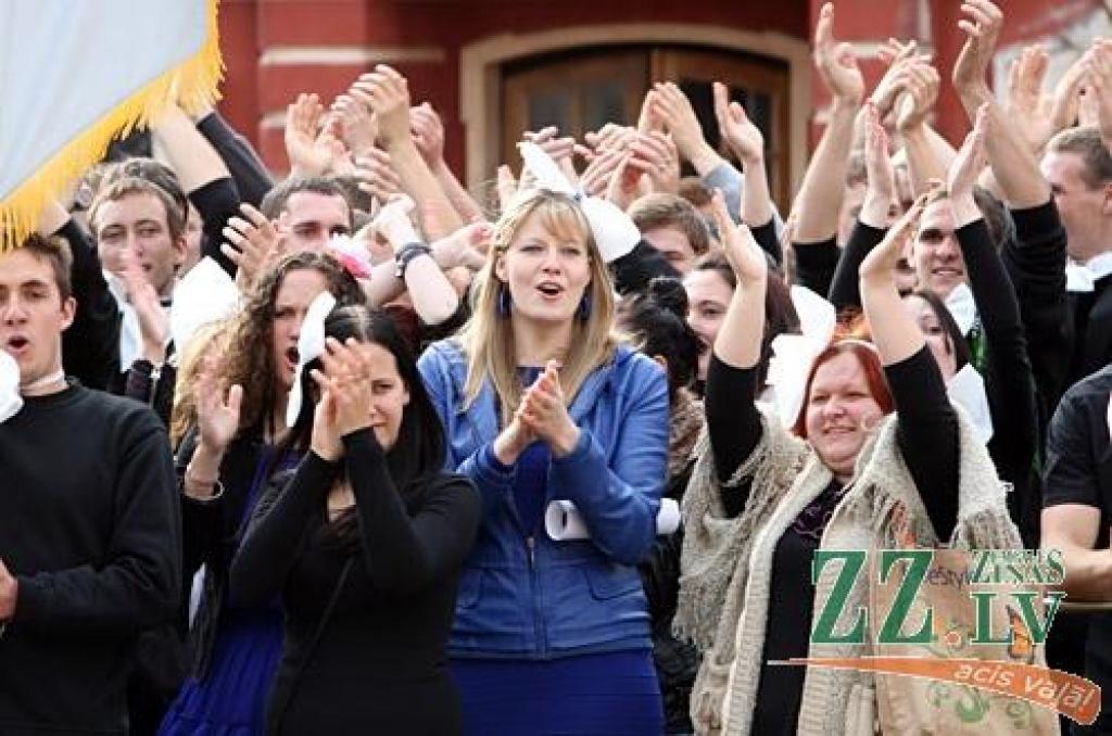 45.Azemitologa svētku galveno – lielo – balvu izcīnījuši pirmā kursa studenti no Tehniskās fakultātes (TF). Mazās balvas ieguvēji – Veterinārmedicīnas fakultāte
LLU zinību vīrs Azemitologs 45.reizi Jelgavas pils pagalmā aicināja iesoļot...
Autors: Agris Samcovs