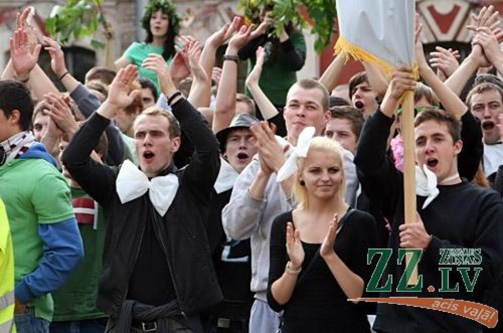 45.Azemitologa svētku galveno – lielo – balvu izcīnījuši pirmā kursa studenti no Tehniskās fakultātes (TF). Mazās balvas ieguvēji – Veterinārmedicīnas fakultāte
LLU zinību vīrs Azemitologs 45.reizi Jelgavas pils pagalmā aicināja iesoļot...
Autors: Agris Samcovs