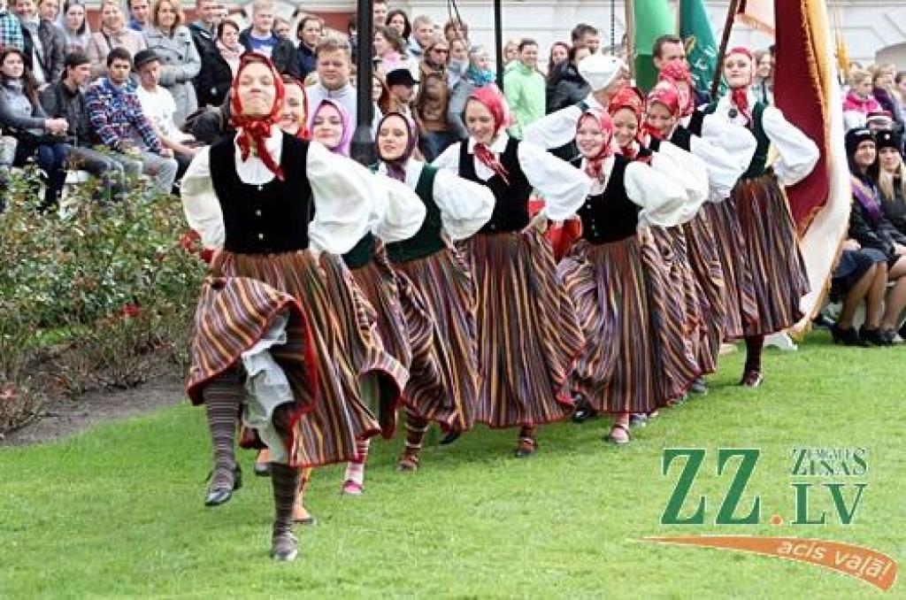 45.Azemitologa svētku galveno – lielo – balvu izcīnījuši pirmā kursa studenti no Tehniskās fakultātes (TF). Mazās balvas ieguvēji – Veterinārmedicīnas fakultāte
LLU zinību vīrs Azemitologs 45.reizi Jelgavas pils pagalmā aicināja iesoļot...
Autors: Agris Samcovs