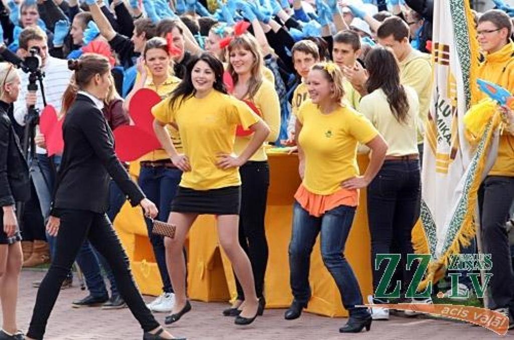 45.Azemitologa svētku galveno – lielo – balvu izcīnījuši pirmā kursa studenti no Tehniskās fakultātes (TF). Mazās balvas ieguvēji – Veterinārmedicīnas fakultāte
LLU zinību vīrs Azemitologs 45.reizi Jelgavas pils pagalmā aicināja iesoļot...
Autors: Agris Samcovs