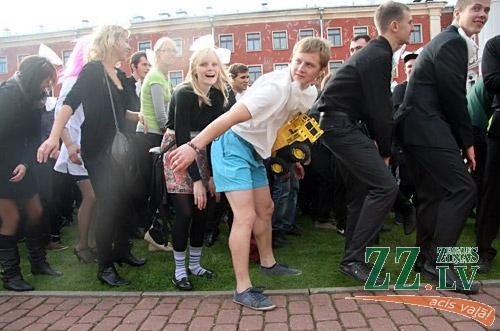 45.Azemitologa svētku galveno – lielo – balvu izcīnījuši pirmā kursa studenti no Tehniskās fakultātes (TF). Mazās balvas ieguvēji – Veterinārmedicīnas fakultāte
LLU zinību vīrs Azemitologs 45.reizi Jelgavas pils pagalmā aicināja iesoļot...
Autors: Agris Samcovs