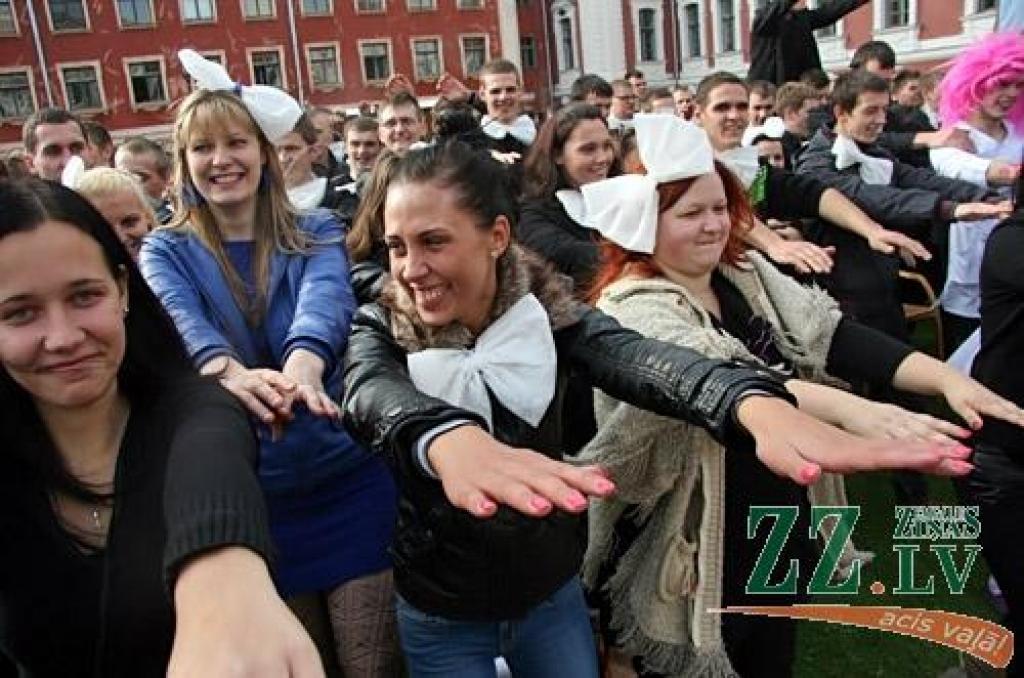 45.Azemitologa svētku galveno – lielo – balvu izcīnījuši pirmā kursa studenti no Tehniskās fakultātes (TF). Mazās balvas ieguvēji – Veterinārmedicīnas fakultāte
LLU zinību vīrs Azemitologs 45.reizi Jelgavas pils pagalmā aicināja iesoļot...
Autors: Agris Samcovs
