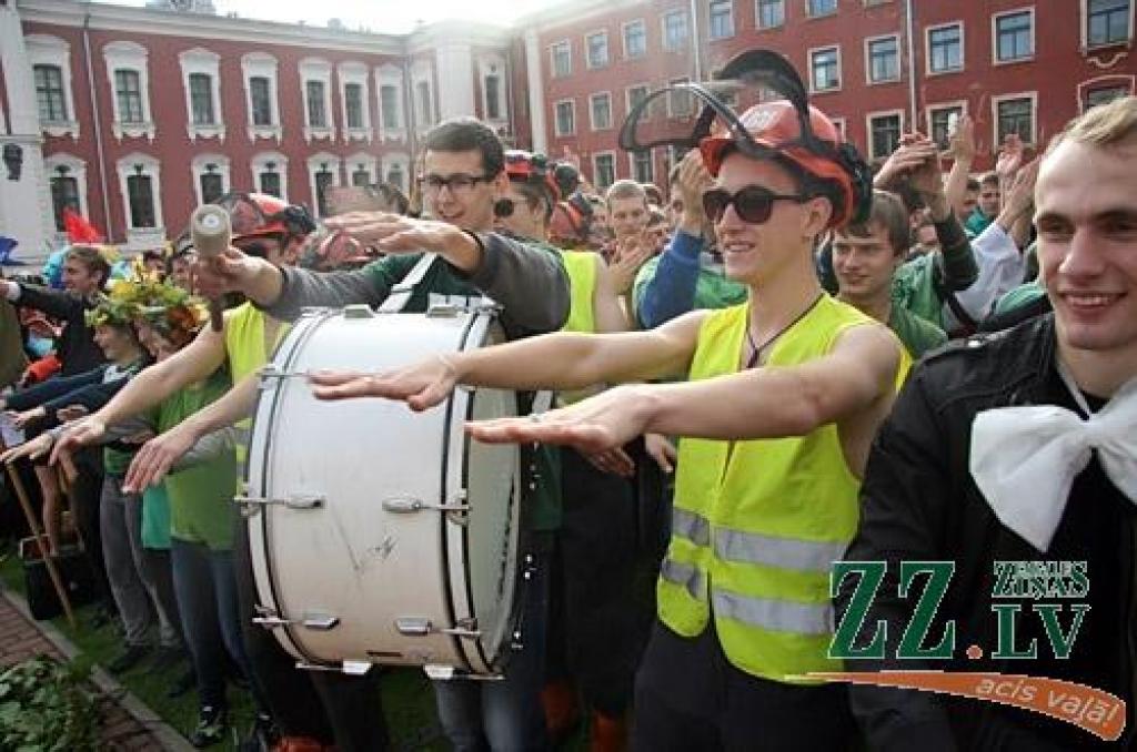 45.Azemitologa svētku galveno – lielo – balvu izcīnījuši pirmā kursa studenti no Tehniskās fakultātes (TF). Mazās balvas ieguvēji – Veterinārmedicīnas fakultāte
LLU zinību vīrs Azemitologs 45.reizi Jelgavas pils pagalmā aicināja iesoļot...
Autors: Agris Samcovs