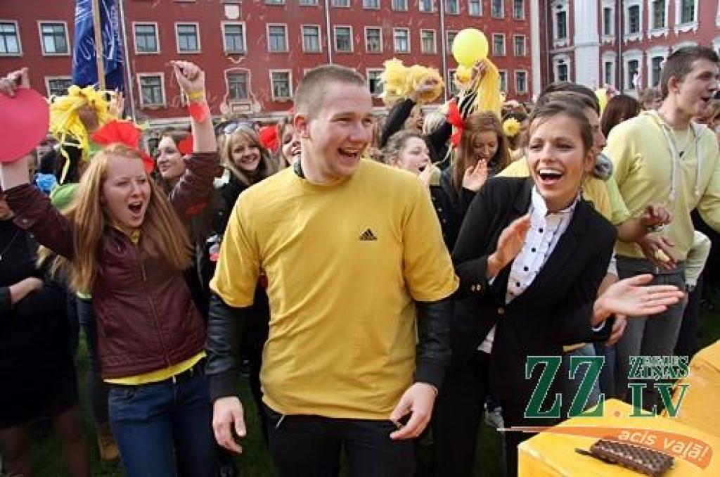 45.Azemitologa svētku galveno – lielo – balvu izcīnījuši pirmā kursa studenti no Tehniskās fakultātes (TF). Mazās balvas ieguvēji – Veterinārmedicīnas fakultāte
LLU zinību vīrs Azemitologs 45.reizi Jelgavas pils pagalmā aicināja iesoļot...
Autors: Agris Samcovs