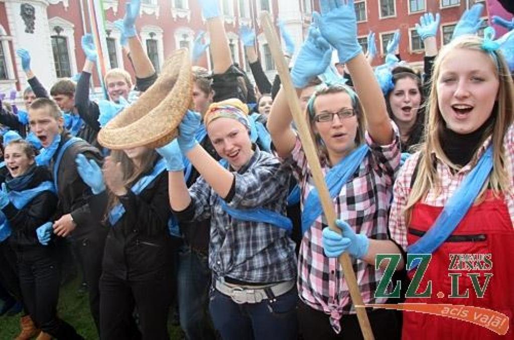 45.Azemitologa svētku galveno – lielo – balvu izcīnījuši pirmā kursa studenti no Tehniskās fakultātes (TF). Mazās balvas ieguvēji – Veterinārmedicīnas fakultāte
LLU zinību vīrs Azemitologs 45.reizi Jelgavas pils pagalmā aicināja iesoļot...
Autors: Agris Samcovs