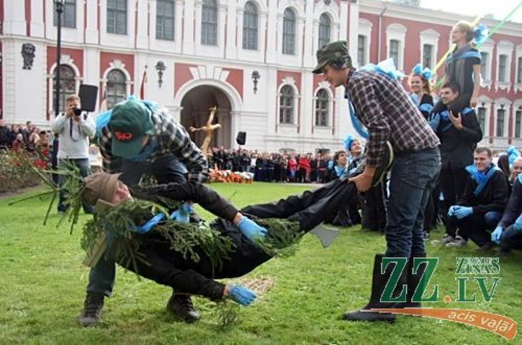45.Azemitologa svētku galveno – lielo – balvu izcīnījuši pirmā kursa studenti no Tehniskās fakultātes (TF). Mazās balvas ieguvēji – Veterinārmedicīnas fakultāte
LLU zinību vīrs Azemitologs 45.reizi Jelgavas pils pagalmā aicināja iesoļot...
Autors: Agris Samcovs