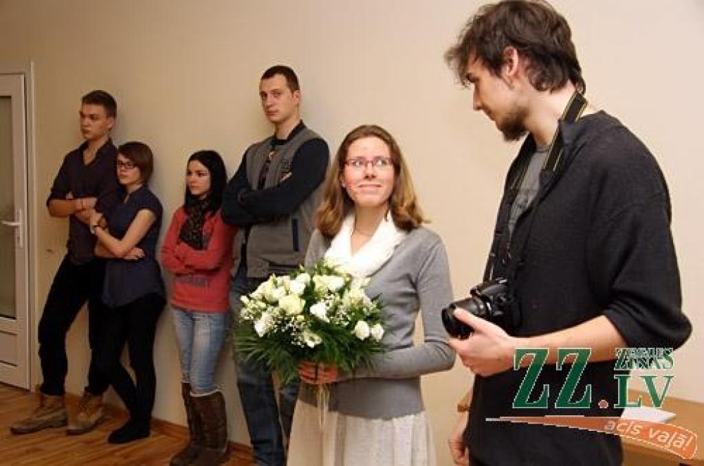 Sabiedrības integrācijas pārvaldes zālē (Sarmas ielā 4) atklāta jelgavnieces Annas Būmanes foto darbu izstāde «Lampu drudzis».
«Lampu drudzis» ir pirmā Annas Būmanes (dzimušas 1990.gadā) personālizstāde un reizē arī diplomdarbs Latvijas...