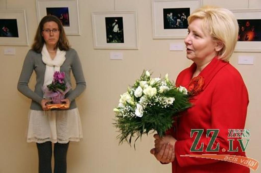 Sabiedrības integrācijas pārvaldes zālē (Sarmas ielā 4) atklāta jelgavnieces Annas Būmanes foto darbu izstāde «Lampu drudzis».
«Lampu drudzis» ir pirmā Annas Būmanes (dzimušas 1990.gadā) personālizstāde un reizē arī diplomdarbs Latvijas...