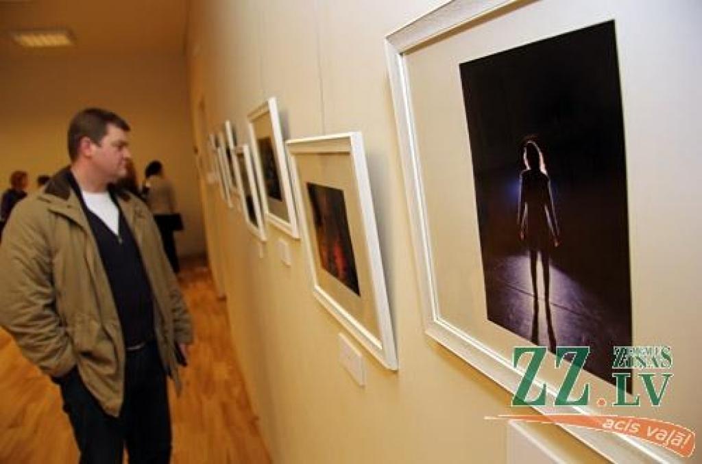 Sabiedrības integrācijas pārvaldes zālē (Sarmas ielā 4) atklāta jelgavnieces Annas Būmanes foto darbu izstāde «Lampu drudzis».
«Lampu drudzis» ir pirmā Annas Būmanes (dzimušas 1990.gadā) personālizstāde un reizē arī diplomdarbs Latvijas...