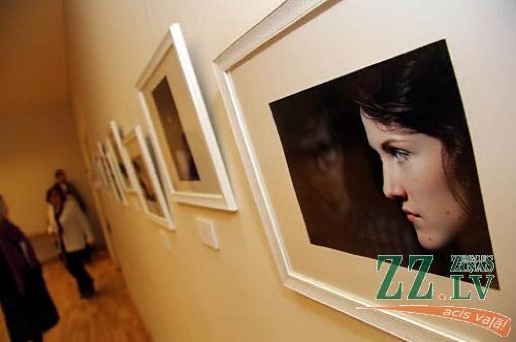 Sabiedrības integrācijas pārvaldes zālē (Sarmas ielā 4) atklāta jelgavnieces Annas Būmanes foto darbu izstāde «Lampu drudzis».
«Lampu drudzis» ir pirmā Annas Būmanes (dzimušas 1990.gadā) personālizstāde un reizē arī diplomdarbs Latvijas...