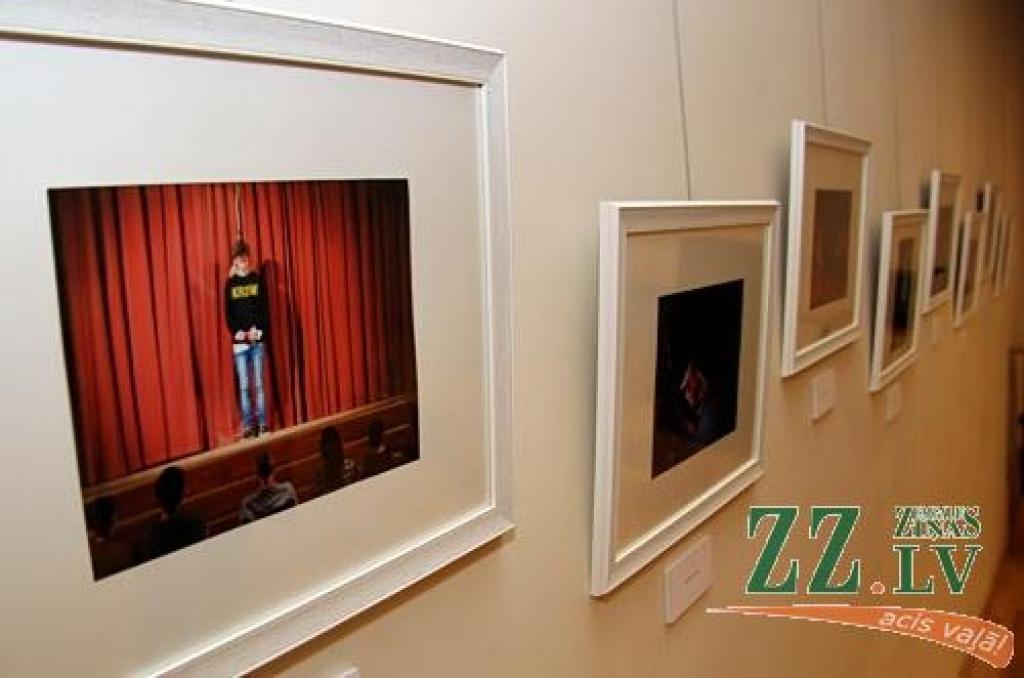 Sabiedrības integrācijas pārvaldes zālē (Sarmas ielā 4) atklāta jelgavnieces Annas Būmanes foto darbu izstāde «Lampu drudzis».
«Lampu drudzis» ir pirmā Annas Būmanes (dzimušas 1990.gadā) personālizstāde un reizē arī diplomdarbs Latvijas...