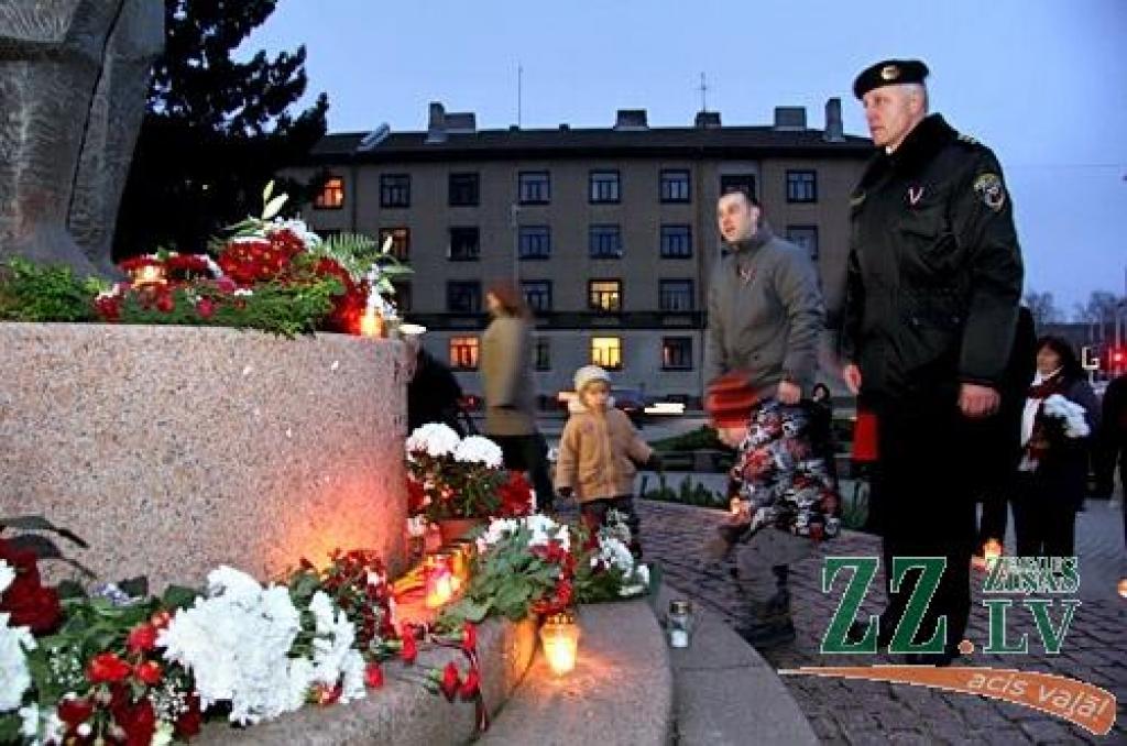 Par godu valsts svētkiem 18.novembrī pilsētas vadība kopā ar iedzīvotajiem nolika ziedus pie Latvijas pirmā prezidenta Jāņa Čakstes pieminekļa. Portāls novēroja, ka svecītes un ziedus jelgavnieki turpināja likt arī svētku uguņošanas laikā.