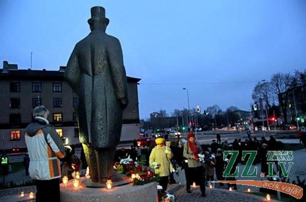 Par godu valsts svētkiem 18.novembrī pilsētas vadība kopā ar iedzīvotajiem nolika ziedus pie Latvijas pirmā prezidenta Jāņa Čakstes pieminekļa. Portāls novēroja, ka svecītes un ziedus jelgavnieki turpināja likt arī svētku uguņošanas laikā.