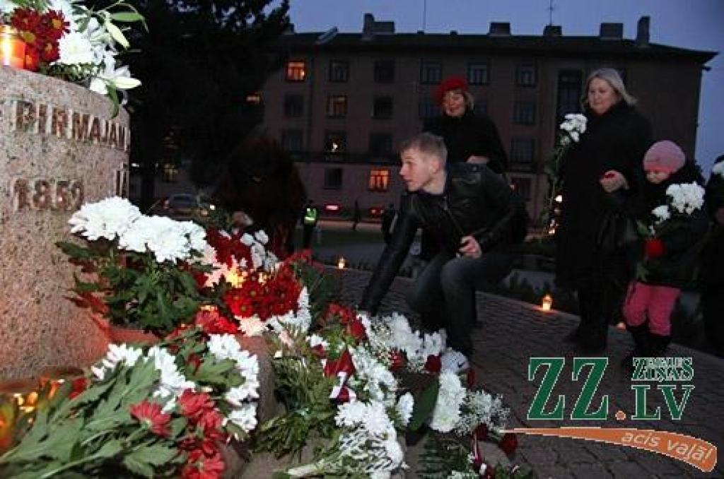 Par godu valsts svētkiem 18.novembrī pilsētas vadība kopā ar iedzīvotajiem nolika ziedus pie Latvijas pirmā prezidenta Jāņa Čakstes pieminekļa. Portāls novēroja, ka svecītes un ziedus jelgavnieki turpināja likt arī svētku uguņošanas laikā.