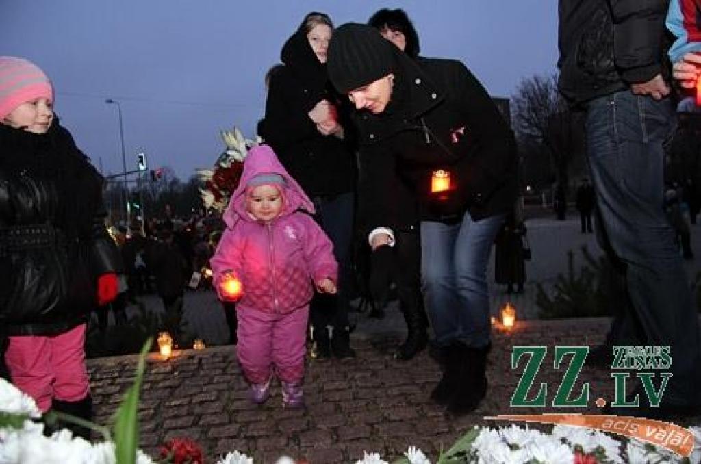 Par godu valsts svētkiem 18.novembrī pilsētas vadība kopā ar iedzīvotajiem nolika ziedus pie Latvijas pirmā prezidenta Jāņa Čakstes pieminekļa. Portāls novēroja, ka svecītes un ziedus jelgavnieki turpināja likt arī svētku uguņošanas laikā.