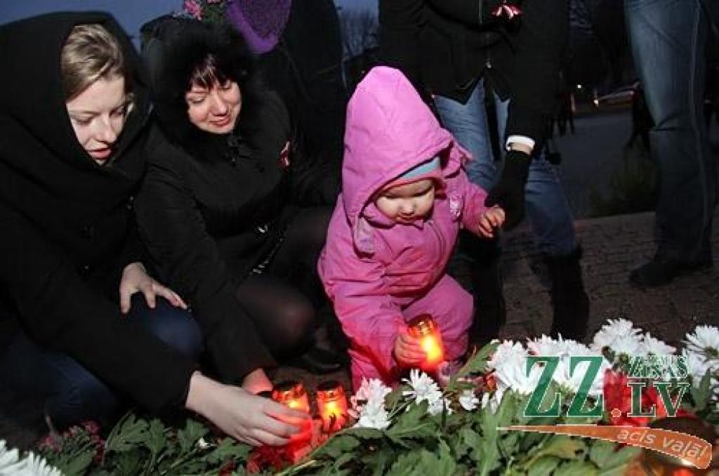 Par godu valsts svētkiem 18.novembrī pilsētas vadība kopā ar iedzīvotajiem nolika ziedus pie Latvijas pirmā prezidenta Jāņa Čakstes pieminekļa. Portāls novēroja, ka svecītes un ziedus jelgavnieki turpināja likt arī svētku uguņošanas laikā.