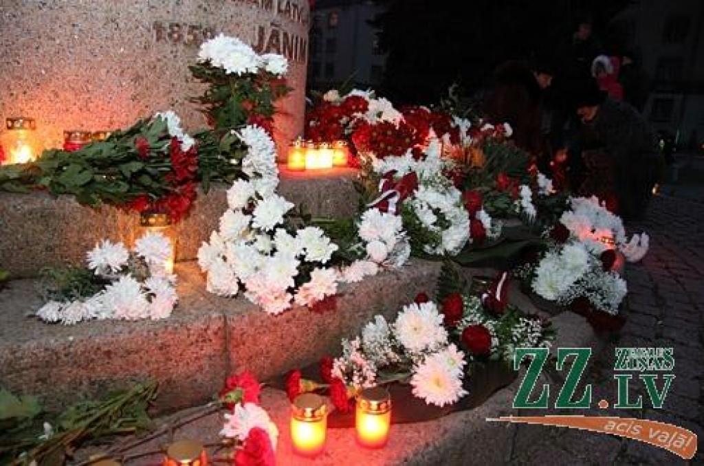 Par godu valsts svētkiem 18.novembrī pilsētas vadība kopā ar iedzīvotajiem nolika ziedus pie Latvijas pirmā prezidenta Jāņa Čakstes pieminekļa. Portāls novēroja, ka svecītes un ziedus jelgavnieki turpināja likt arī svētku uguņošanas laikā.
