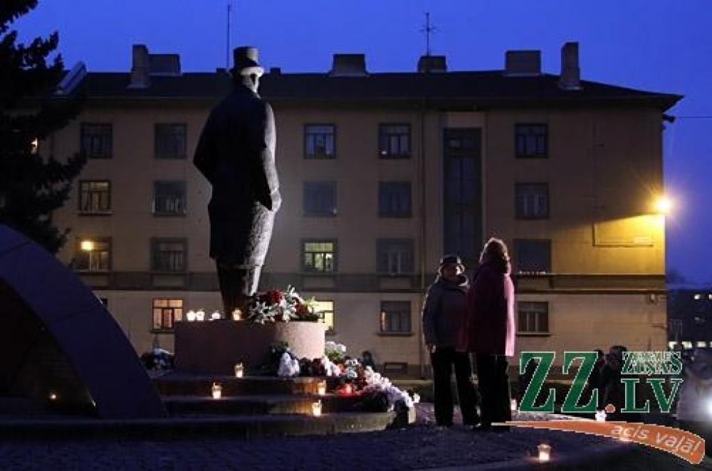 Par godu valsts svētkiem 18.novembrī pilsētas vadība kopā ar iedzīvotajiem nolika ziedus pie Latvijas pirmā prezidenta Jāņa Čakstes pieminekļa. Portāls novēroja, ka svecītes un ziedus jelgavnieki turpināja likt arī svētku uguņošanas laikā.