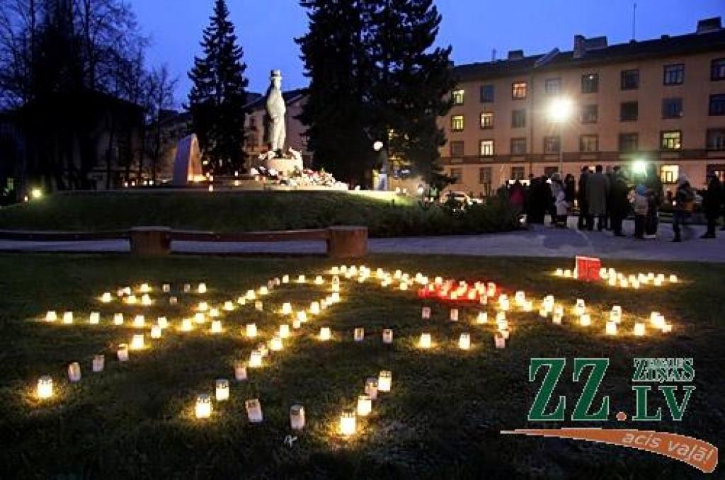 Par godu valsts svētkiem 18.novembrī pilsētas vadība kopā ar iedzīvotajiem nolika ziedus pie Latvijas pirmā prezidenta Jāņa Čakstes pieminekļa. Portāls novēroja, ka svecītes un ziedus jelgavnieki turpināja likt arī svētku uguņošanas laikā.