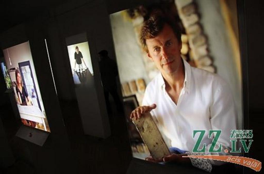 Ekspozīcijā, kas šomēnes izvietota Jelgavas kultūras nama otrajā stāvā, ietvertas lielizmēra fotogrāfijas, kurās fiksēti sabiedrībā pazīstami cilvēki un viņu izvēlētie dizaina priekšmeti ikkatra privātā vidē. Portreti fotografēti nevis...