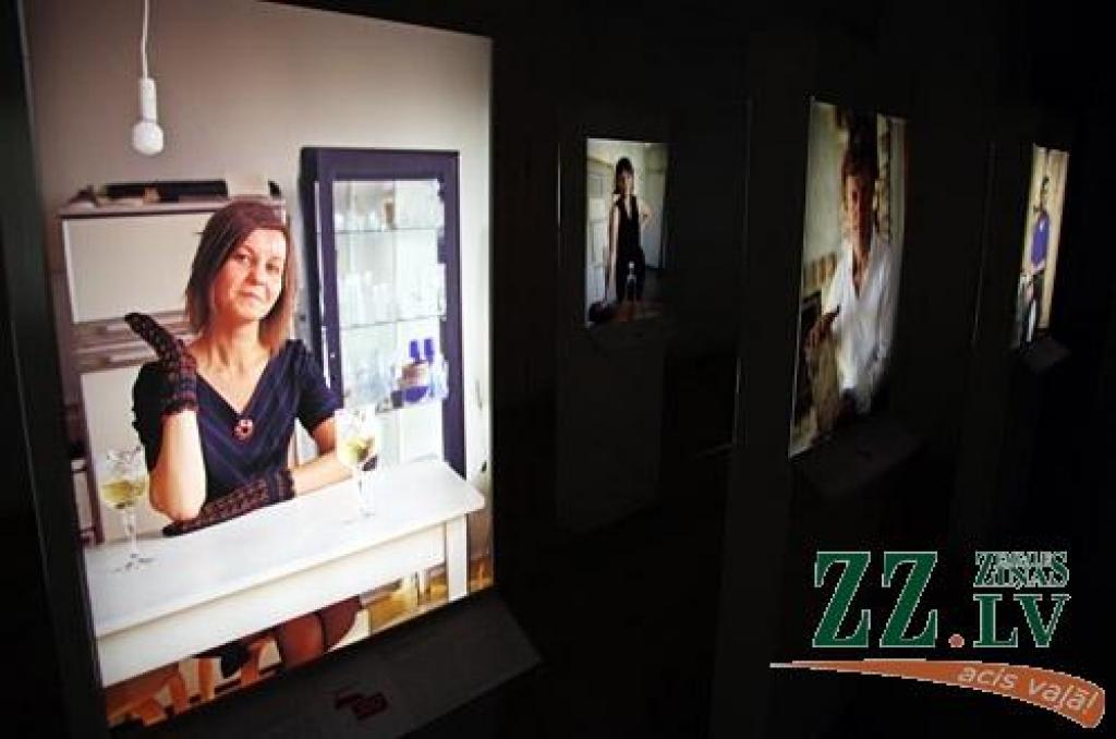Ekspozīcijā, kas šomēnes izvietota Jelgavas kultūras nama otrajā stāvā, ietvertas lielizmēra fotogrāfijas, kurās fiksēti sabiedrībā pazīstami cilvēki un viņu izvēlētie dizaina priekšmeti ikkatra privātā vidē. Portreti fotografēti nevis...
