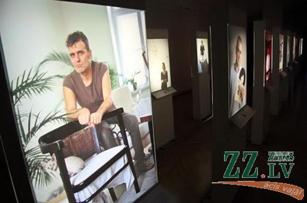 Ekspozīcijā, kas šomēnes izvietota Jelgavas kultūras nama otrajā stāvā, ietvertas lielizmēra fotogrāfijas, kurās fiksēti sabiedrībā pazīstami cilvēki un viņu izvēlētie dizaina priekšmeti ikkatra privātā vidē. Portreti fotografēti nevis...