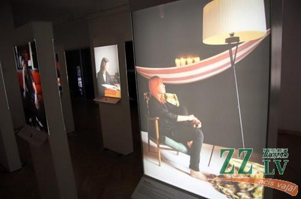 Ekspozīcijā, kas šomēnes izvietota Jelgavas kultūras nama otrajā stāvā, ietvertas lielizmēra fotogrāfijas, kurās fiksēti sabiedrībā pazīstami cilvēki un viņu izvēlētie dizaina priekšmeti ikkatra privātā vidē. Portreti fotografēti nevis...