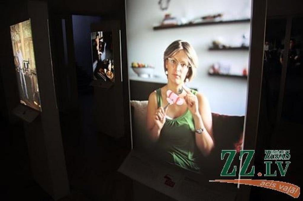 Ekspozīcijā, kas šomēnes izvietota Jelgavas kultūras nama otrajā stāvā, ietvertas lielizmēra fotogrāfijas, kurās fiksēti sabiedrībā pazīstami cilvēki un viņu izvēlētie dizaina priekšmeti ikkatra privātā vidē. Portreti fotografēti nevis...