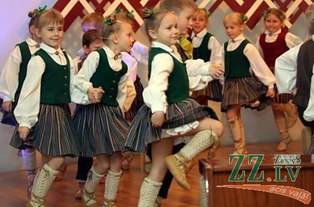 Valsts svētku gaidīšanas nedēļas bagātīgajā Jelgavas kultūras pasākumu afišā nozīmīgs ir Sabiedrības integrācijas pārvaldes (SIP) un ar to saistīto organizāciju devums. Par labu tradīciju kļuvis koncerts «Caur trejdeviņiem gaismas lokiem»,...