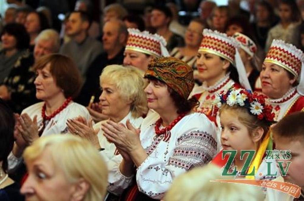 Valsts svētku gaidīšanas nedēļas bagātīgajā Jelgavas kultūras pasākumu afišā nozīmīgs ir Sabiedrības integrācijas pārvaldes (SIP) un ar to saistīto organizāciju devums. Par labu tradīciju kļuvis koncerts «Caur trejdeviņiem gaismas lokiem»,...