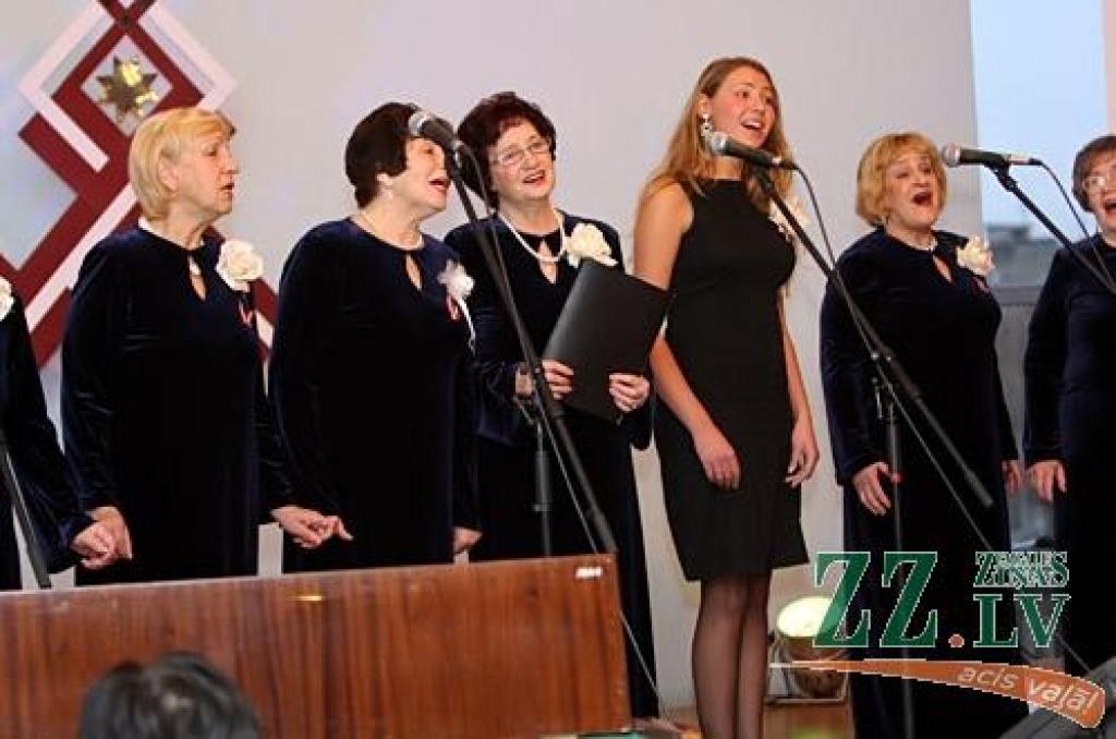 Valsts svētku gaidīšanas nedēļas bagātīgajā Jelgavas kultūras pasākumu afišā nozīmīgs ir Sabiedrības integrācijas pārvaldes (SIP) un ar to saistīto organizāciju devums. Par labu tradīciju kļuvis koncerts «Caur trejdeviņiem gaismas lokiem»,...