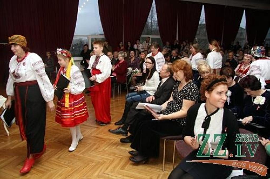 Valsts svētku gaidīšanas nedēļas bagātīgajā Jelgavas kultūras pasākumu afišā nozīmīgs ir Sabiedrības integrācijas pārvaldes (SIP) un ar to saistīto organizāciju devums. Par labu tradīciju kļuvis koncerts «Caur trejdeviņiem gaismas lokiem»,...