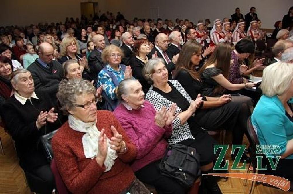 Valsts svētku gaidīšanas nedēļas bagātīgajā Jelgavas kultūras pasākumu afišā nozīmīgs ir Sabiedrības integrācijas pārvaldes (SIP) un ar to saistīto organizāciju devums. Par labu tradīciju kļuvis koncerts «Caur trejdeviņiem gaismas lokiem»,...