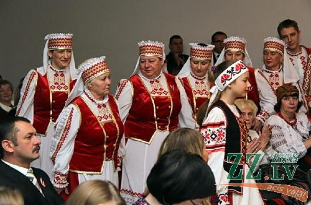 Valsts svētku gaidīšanas nedēļas bagātīgajā Jelgavas kultūras pasākumu afišā nozīmīgs ir Sabiedrības integrācijas pārvaldes (SIP) un ar to saistīto organizāciju devums. Par labu tradīciju kļuvis koncerts «Caur trejdeviņiem gaismas lokiem»,...