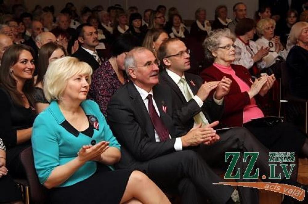 Valsts svētku gaidīšanas nedēļas bagātīgajā Jelgavas kultūras pasākumu afišā nozīmīgs ir Sabiedrības integrācijas pārvaldes (SIP) un ar to saistīto organizāciju devums. Par labu tradīciju kļuvis koncerts «Caur trejdeviņiem gaismas lokiem»,...