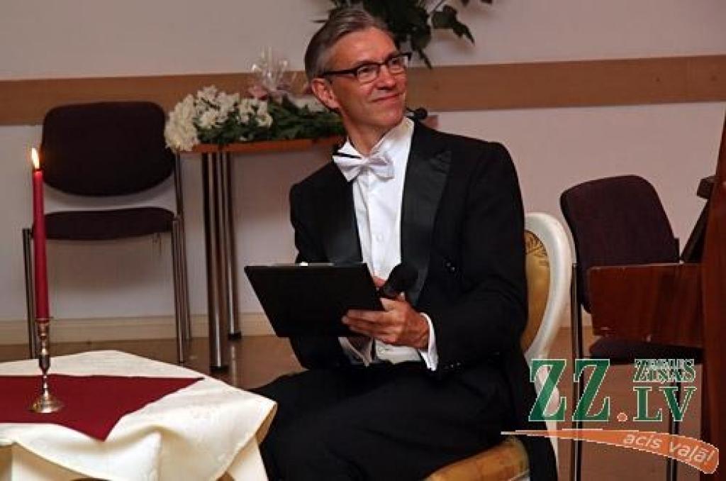Valsts svētku gaidīšanas nedēļas bagātīgajā Jelgavas kultūras pasākumu afišā nozīmīgs ir Sabiedrības integrācijas pārvaldes (SIP) un ar to saistīto organizāciju devums. Par labu tradīciju kļuvis koncerts «Caur trejdeviņiem gaismas lokiem»,...