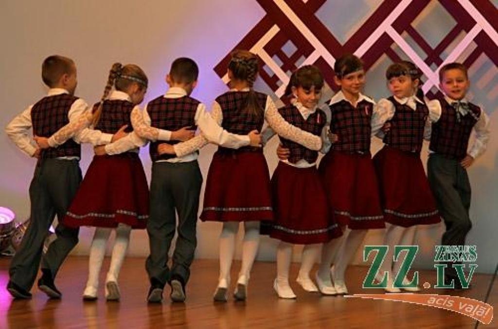 Valsts svētku gaidīšanas nedēļas bagātīgajā Jelgavas kultūras pasākumu afišā nozīmīgs ir Sabiedrības integrācijas pārvaldes (SIP) un ar to saistīto organizāciju devums. Par labu tradīciju kļuvis koncerts «Caur trejdeviņiem gaismas lokiem»,...