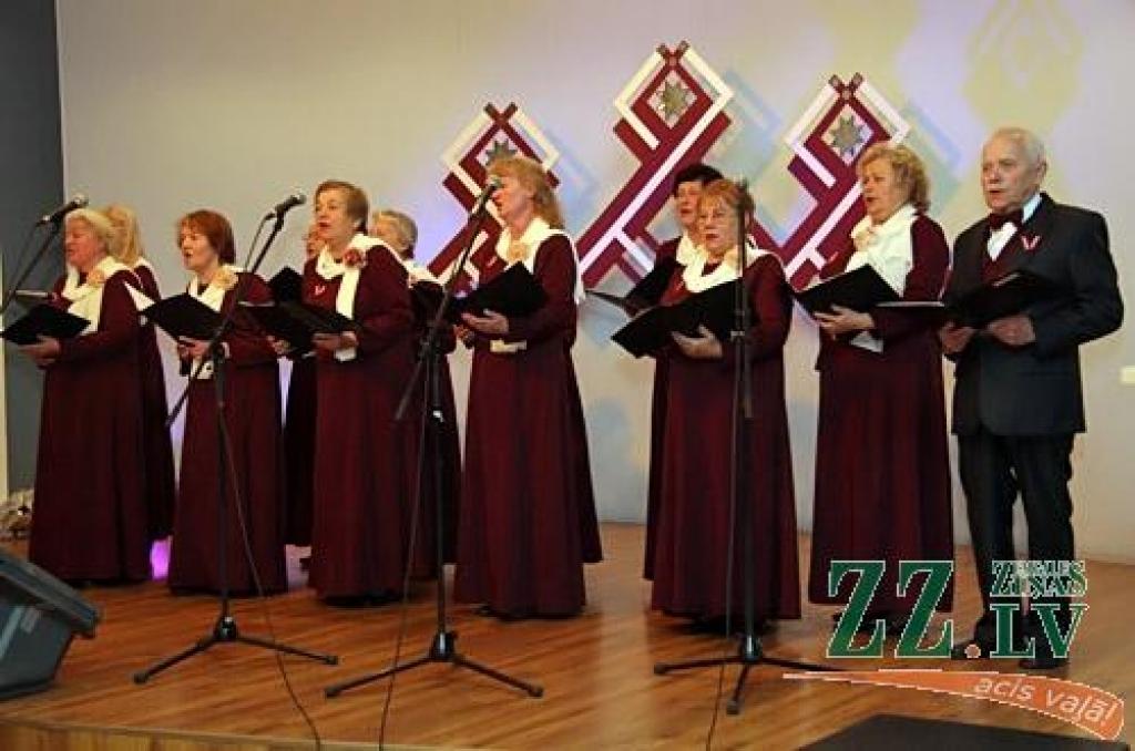 Valsts svētku gaidīšanas nedēļas bagātīgajā Jelgavas kultūras pasākumu afišā nozīmīgs ir Sabiedrības integrācijas pārvaldes (SIP) un ar to saistīto organizāciju devums. Par labu tradīciju kļuvis koncerts «Caur trejdeviņiem gaismas lokiem»,...