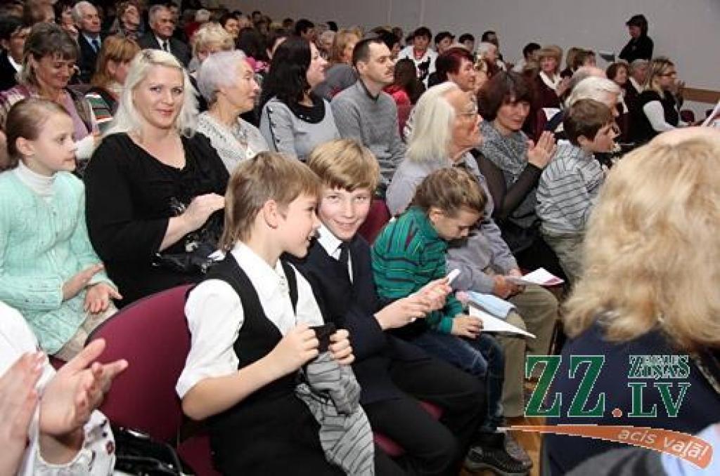 Valsts svētku gaidīšanas nedēļas bagātīgajā Jelgavas kultūras pasākumu afišā nozīmīgs ir Sabiedrības integrācijas pārvaldes (SIP) un ar to saistīto organizāciju devums. Par labu tradīciju kļuvis koncerts «Caur trejdeviņiem gaismas lokiem»,...