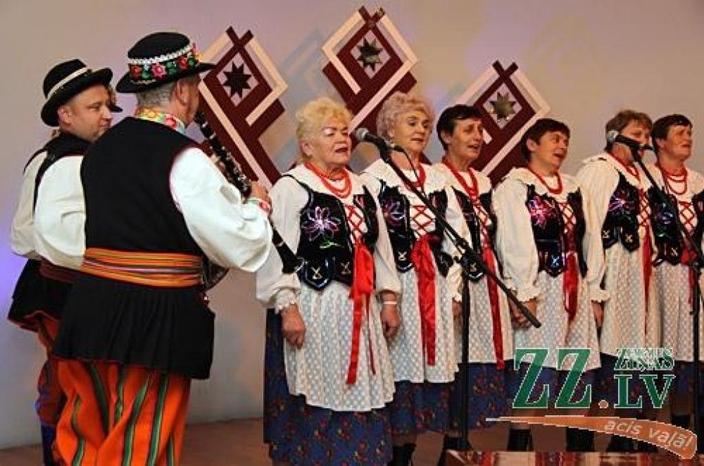 Valsts svētku gaidīšanas nedēļas bagātīgajā Jelgavas kultūras pasākumu afišā nozīmīgs ir Sabiedrības integrācijas pārvaldes (SIP) un ar to saistīto organizāciju devums. Par labu tradīciju kļuvis koncerts «Caur trejdeviņiem gaismas lokiem»,...