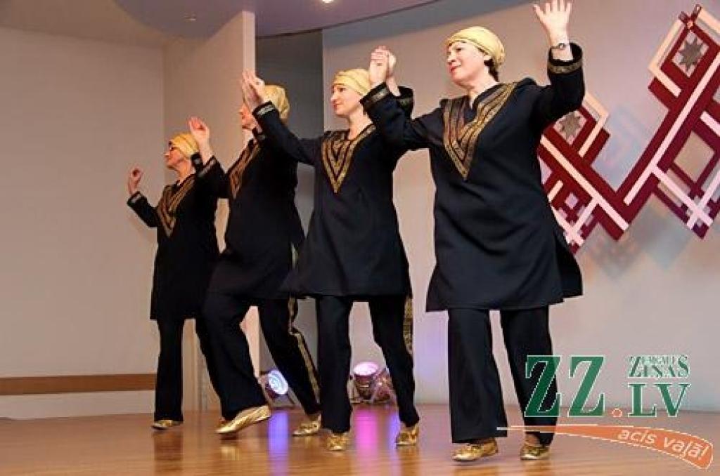 Valsts svētku gaidīšanas nedēļas bagātīgajā Jelgavas kultūras pasākumu afišā nozīmīgs ir Sabiedrības integrācijas pārvaldes (SIP) un ar to saistīto organizāciju devums. Par labu tradīciju kļuvis koncerts «Caur trejdeviņiem gaismas lokiem»,...