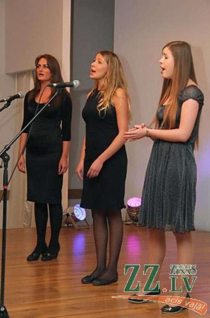 Valsts svētku gaidīšanas nedēļas bagātīgajā Jelgavas kultūras pasākumu afišā nozīmīgs ir Sabiedrības integrācijas pārvaldes (SIP) un ar to saistīto organizāciju devums. Par labu tradīciju kļuvis koncerts «Caur trejdeviņiem gaismas lokiem»,...
