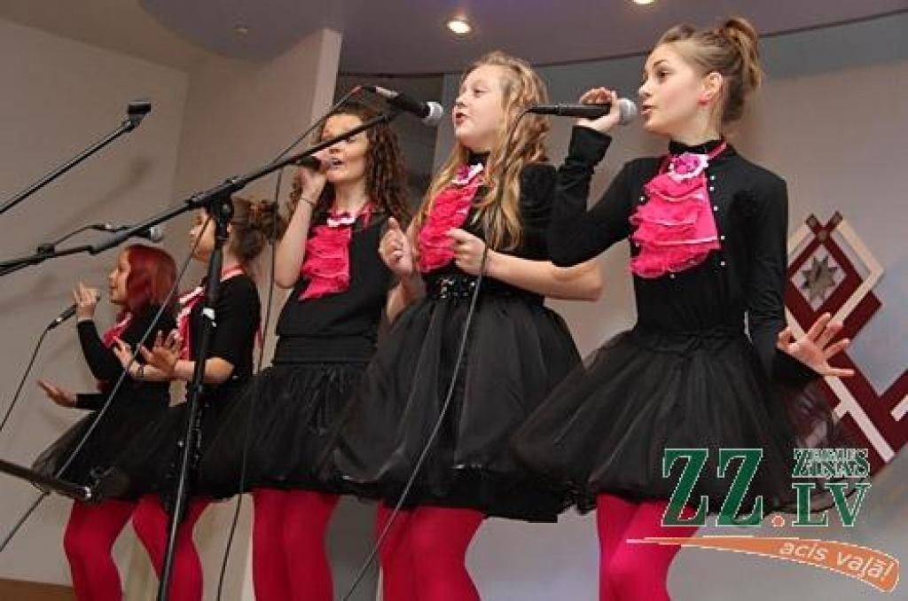 Valsts svētku gaidīšanas nedēļas bagātīgajā Jelgavas kultūras pasākumu afišā nozīmīgs ir Sabiedrības integrācijas pārvaldes (SIP) un ar to saistīto organizāciju devums. Par labu tradīciju kļuvis koncerts «Caur trejdeviņiem gaismas lokiem»,...