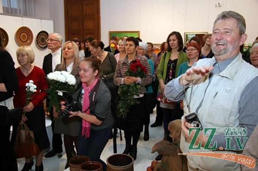 Izstādē piedalās Alberts Blūms, Gunārs Ezernieks, Mārcis Stumbris, Marita Landau, Valda Semane, Ilizane Grīnberga, Baiba Ūlande, Gints Strēlis. Šos māksliniekus vienojošā iezīme – 2012. ir viņu apaļas jubilejas jubilejas gads. Dažiem aprit...