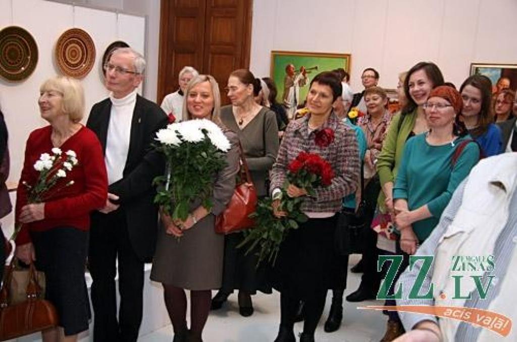 Izstādē piedalās Alberts Blūms, Gunārs Ezernieks, Mārcis Stumbris, Marita Landau, Valda Semane, Ilizane Grīnberga, Baiba Ūlande, Gints Strēlis. Šos māksliniekus vienojošā iezīme – 2012. ir viņu apaļas jubilejas jubilejas gads. Dažiem aprit...