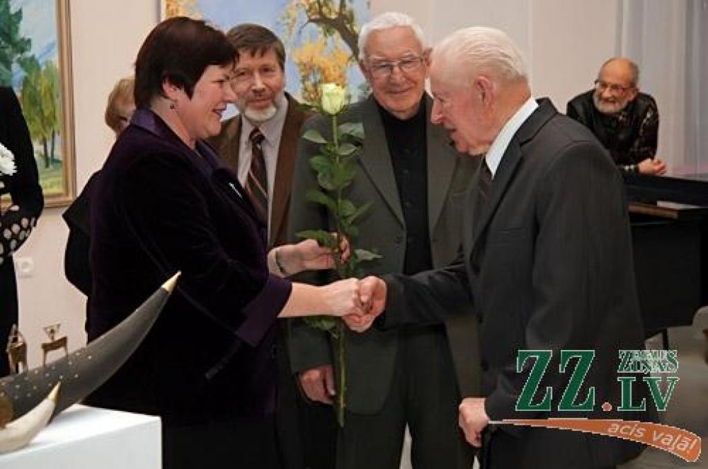 Izstādē piedalās Alberts Blūms, Gunārs Ezernieks, Mārcis Stumbris, Marita Landau, Valda Semane, Ilizane Grīnberga, Baiba Ūlande, Gints Strēlis. Šos māksliniekus vienojošā iezīme – 2012. ir viņu apaļas jubilejas jubilejas gads. Dažiem aprit...