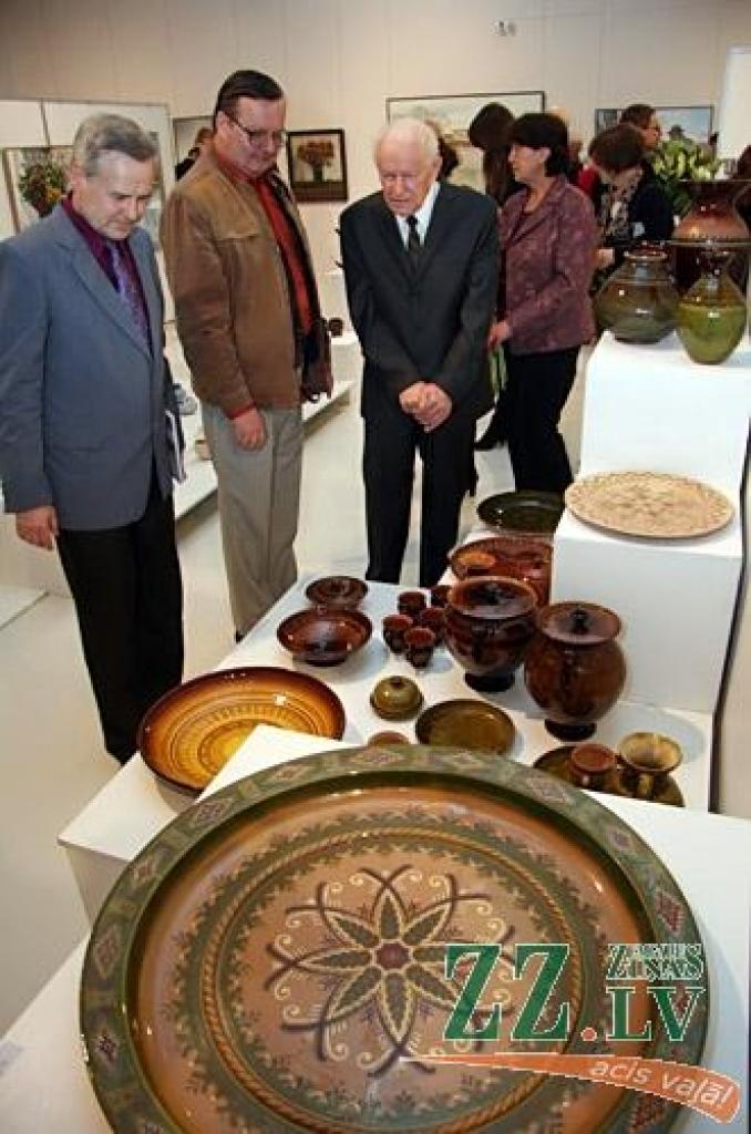 Izstādē piedalās Alberts Blūms, Gunārs Ezernieks, Mārcis Stumbris, Marita Landau, Valda Semane, Ilizane Grīnberga, Baiba Ūlande, Gints Strēlis. Šos māksliniekus vienojošā iezīme – 2012. ir viņu apaļas jubilejas jubilejas gads. Dažiem aprit...