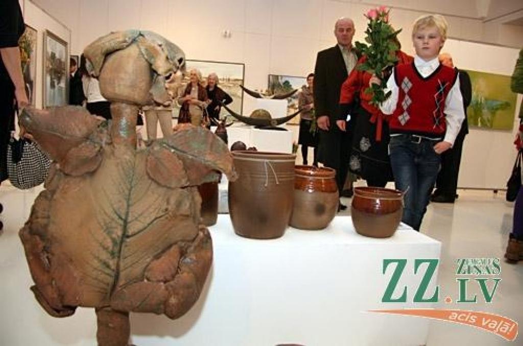 Izstādē piedalās Alberts Blūms, Gunārs Ezernieks, Mārcis Stumbris, Marita Landau, Valda Semane, Ilizane Grīnberga, Baiba Ūlande, Gints Strēlis. Šos māksliniekus vienojošā iezīme – 2012. ir viņu apaļas jubilejas jubilejas gads. Dažiem aprit...