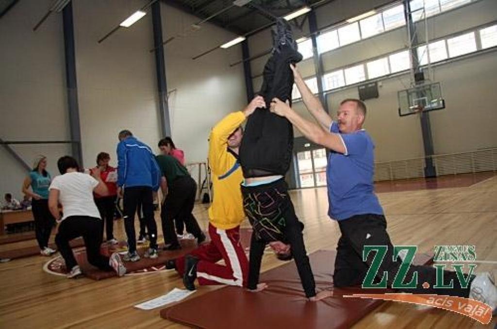 Teju simts sporta pedagogu no visiem Latvijas novadiem Jelgavā pulcēja IZM Valsts izglītības satura centra un pilsētas Sporta servisa centra kopīgi organizēts seminārs par mūsdienīga mācību procesa tēmu. Praktiskās nodarbības...