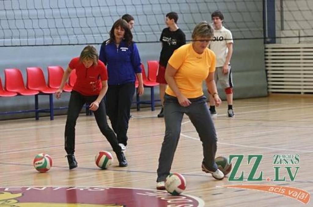 Teju simts sporta pedagogu no visiem Latvijas novadiem Jelgavā pulcēja IZM Valsts izglītības satura centra un pilsētas Sporta servisa centra kopīgi organizēts seminārs par mūsdienīga mācību procesa tēmu. Praktiskās nodarbības...